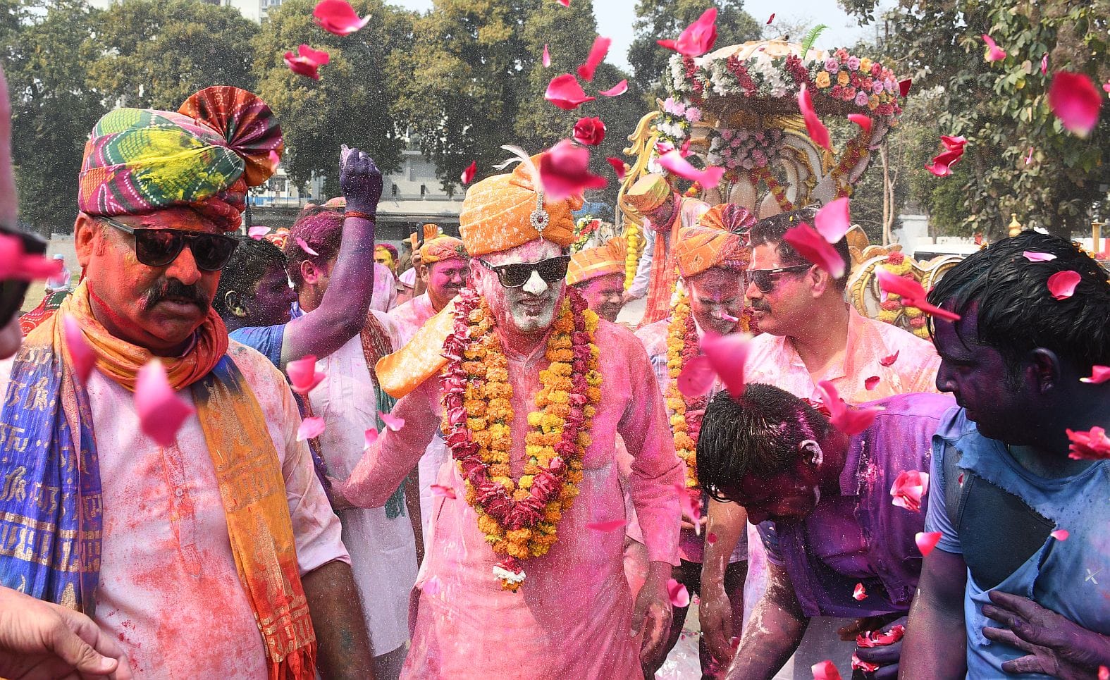 परंपराओं में घुलकर और चटख हुआ सौहार्द का रंग