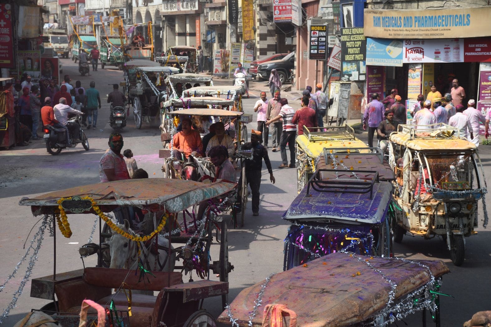 परंपराओं में घुलकर और चटख हुआ सौहार्द का रंग