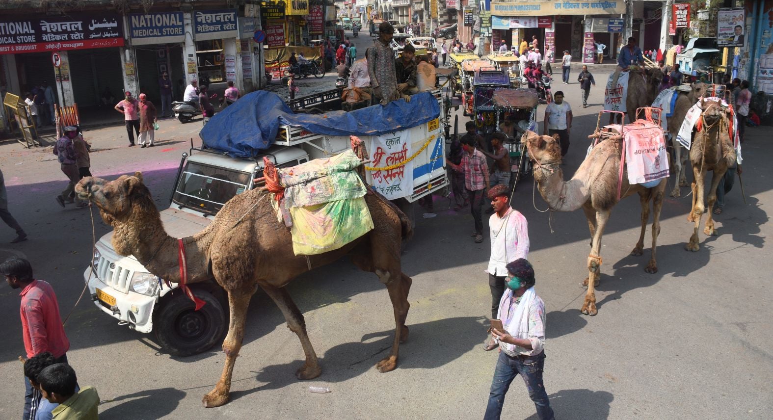 परंपराओं में घुलकर और चटख हुआ सौहार्द का रंग