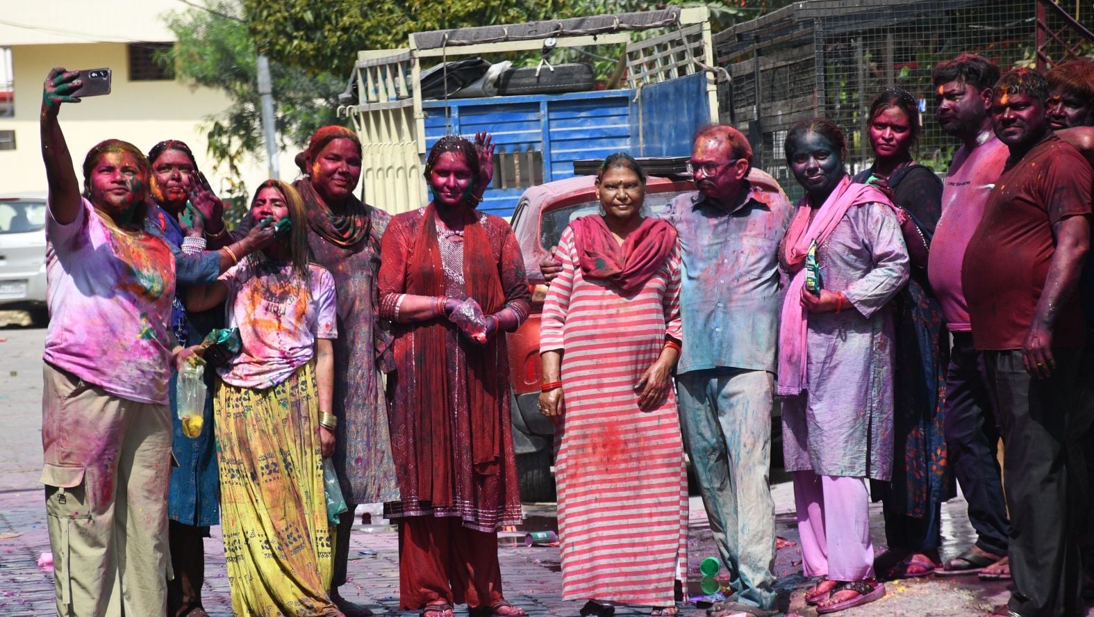 परंपराओं में घुलकर और चटख हुआ सौहार्द का रंग