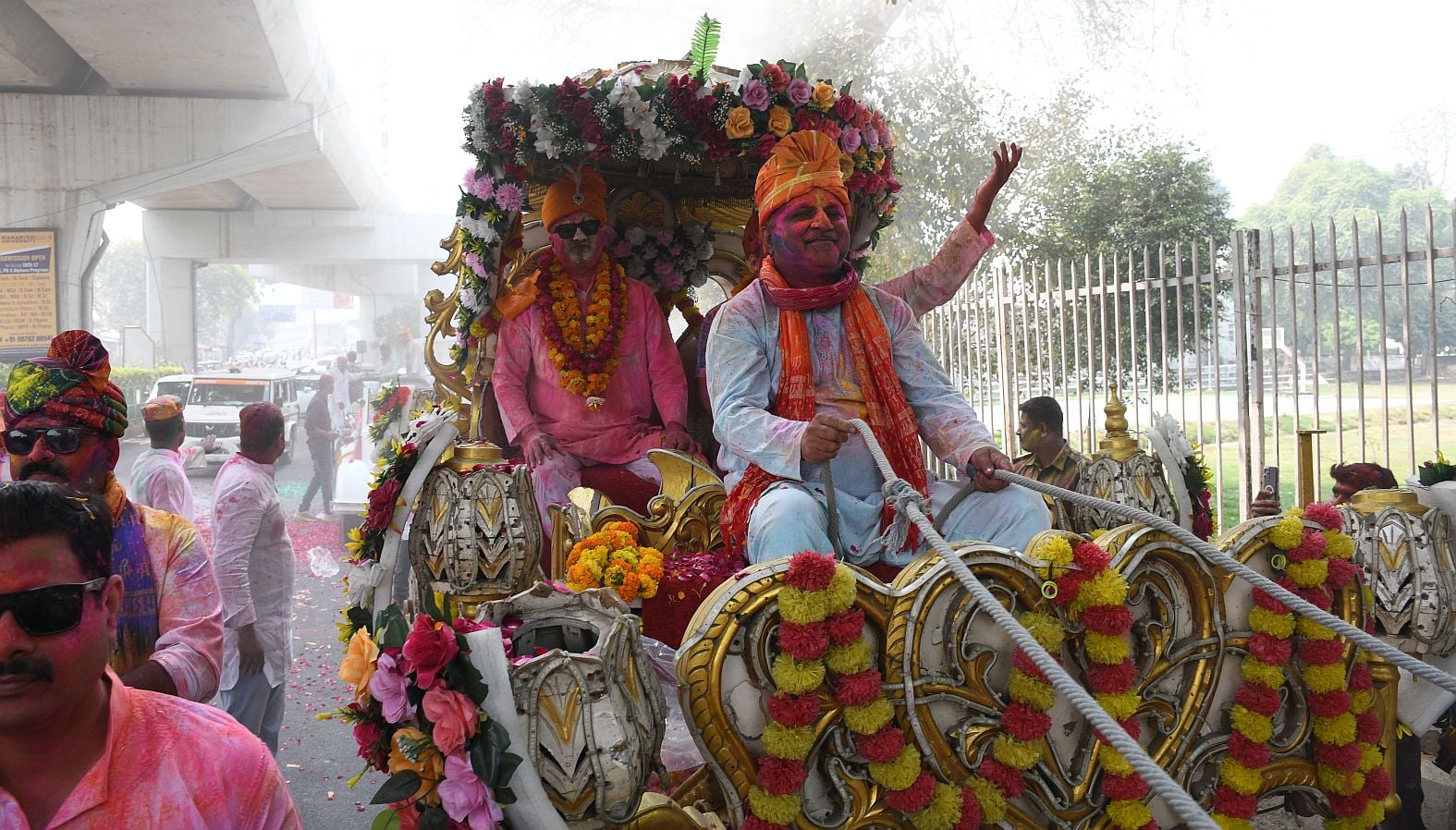परंपराओं में घुलकर और चटख हुआ सौहार्द का रंग