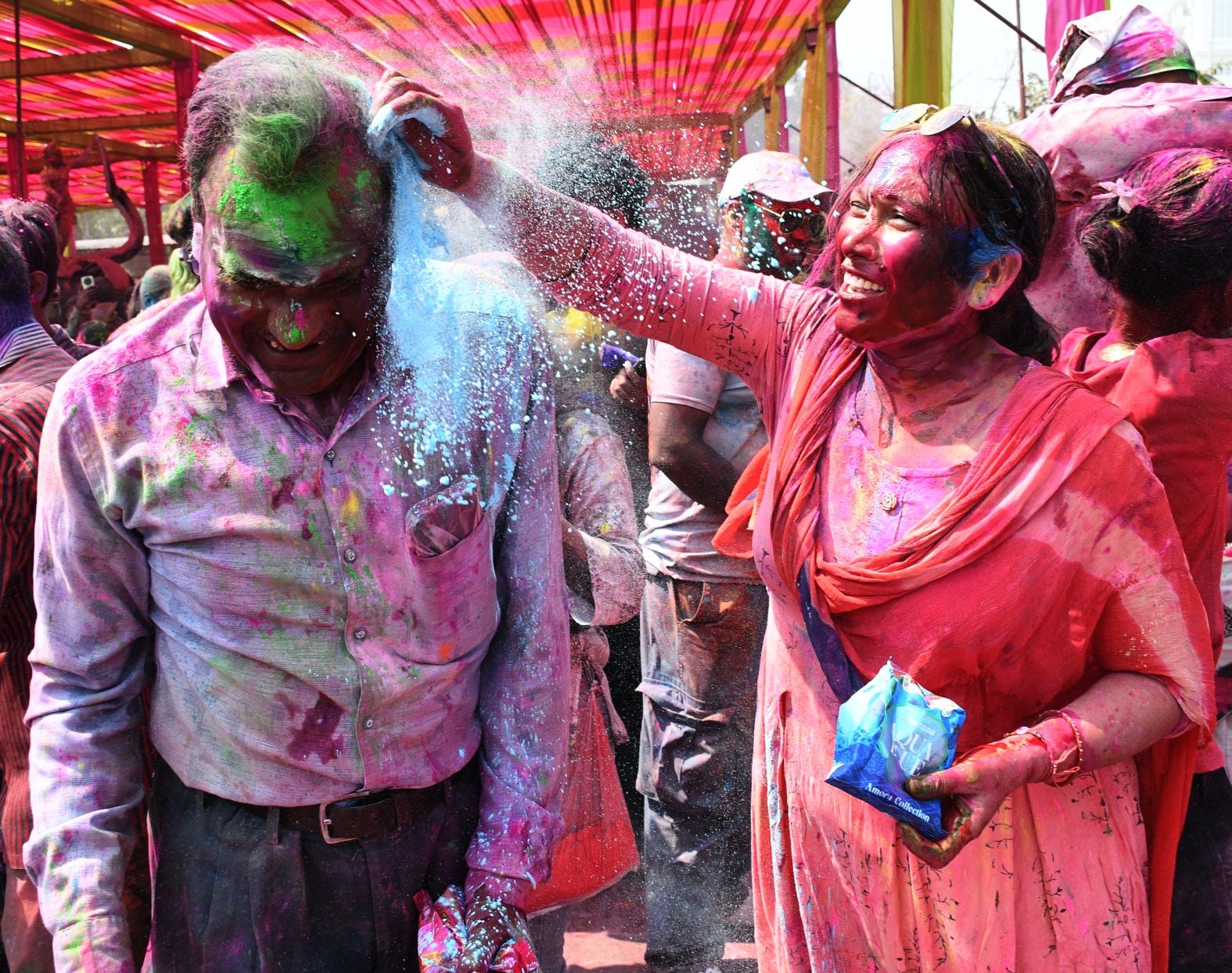 परंपराओं में घुलकर और चटख हुआ सौहार्द का रंग