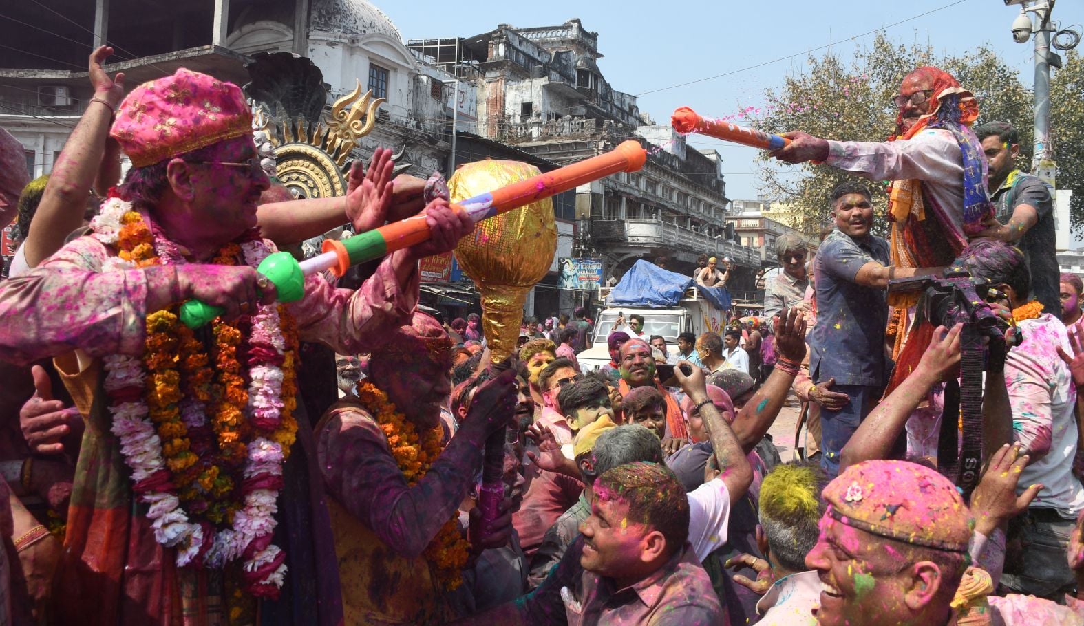परंपराओं में घुलकर और चटख हुआ सौहार्द का रंग