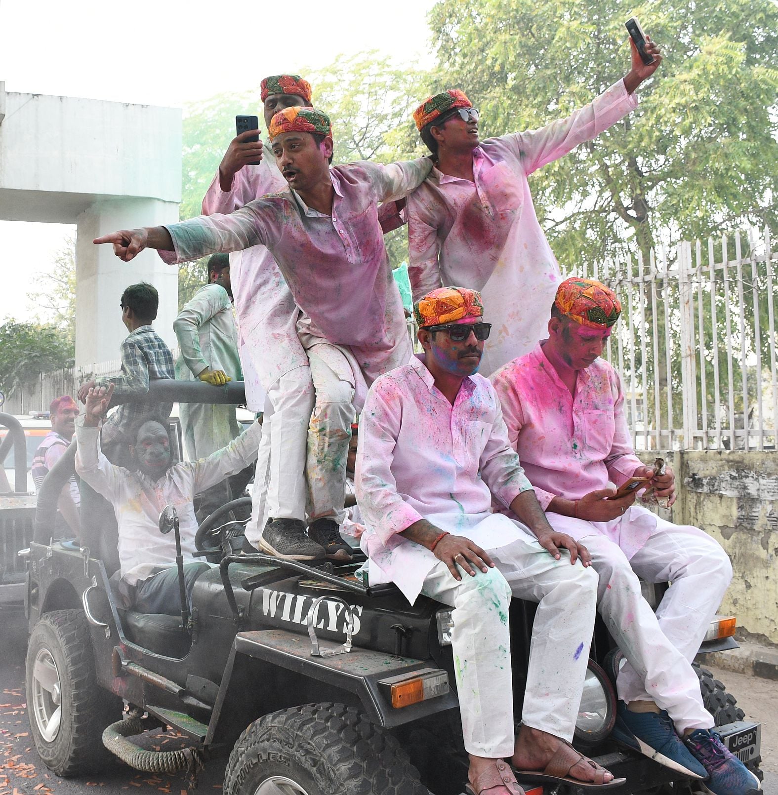 परंपराओं में घुलकर और चटख हुआ सौहार्द का रंग