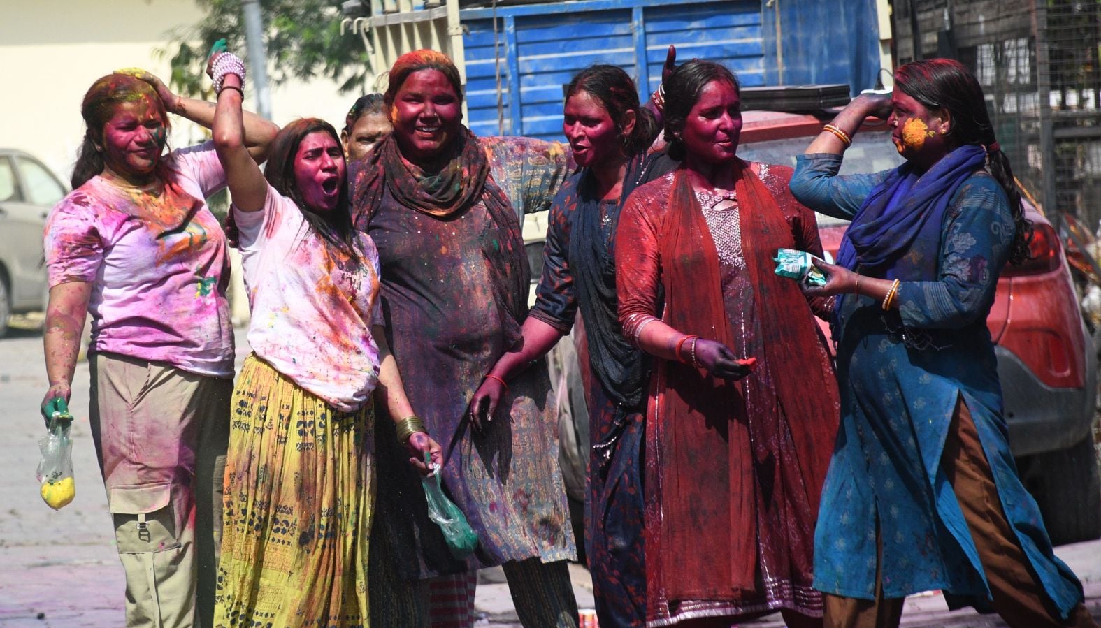 परंपराओं में घुलकर और चटख हुआ सौहार्द का रंग