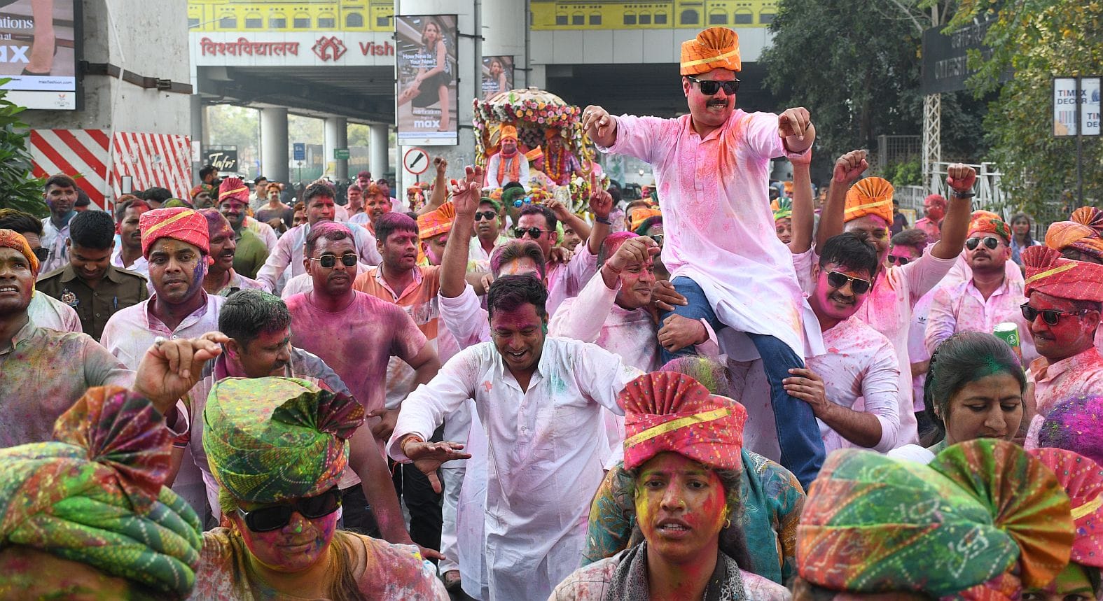 परंपराओं में घुलकर और चटख हुआ सौहार्द का रंग