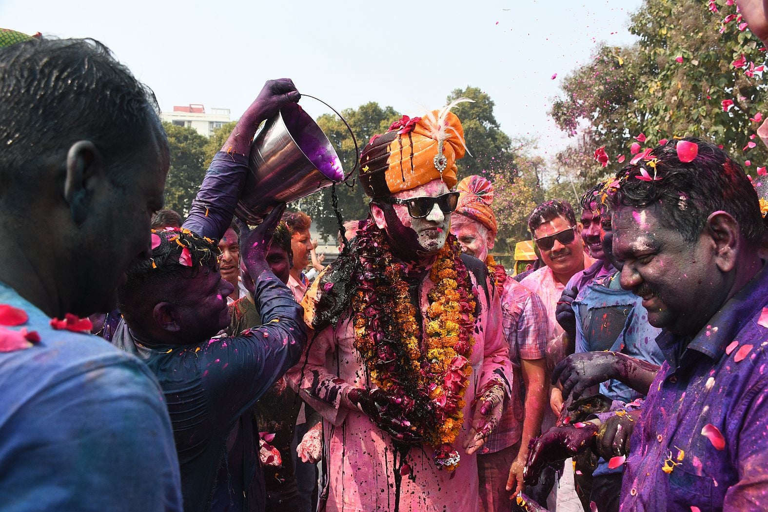 परंपराओं में घुलकर और चटख हुआ सौहार्द का रंग