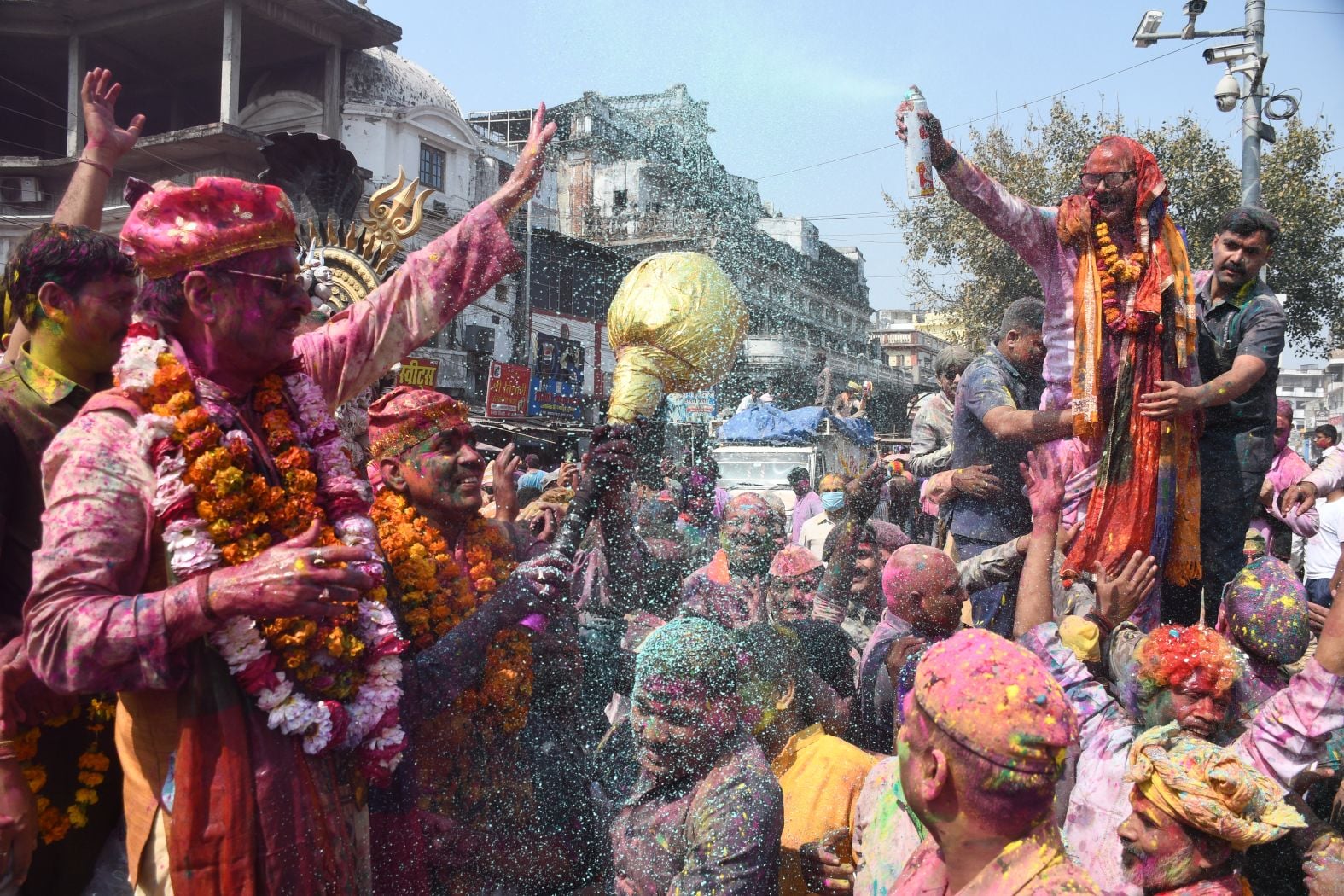 परंपराओं में घुलकर और चटख हुआ सौहार्द का रंग