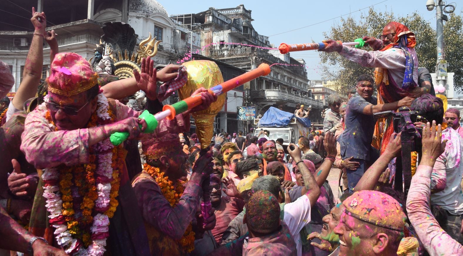 परंपराओं में घुलकर और चटख हुआ सौहार्द का रंग