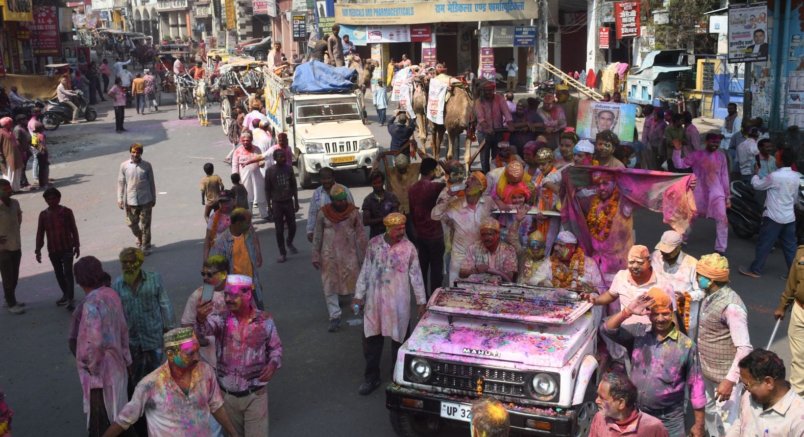 परंपराओं में घुलकर और चटख हुआ सौहार्द का रंग