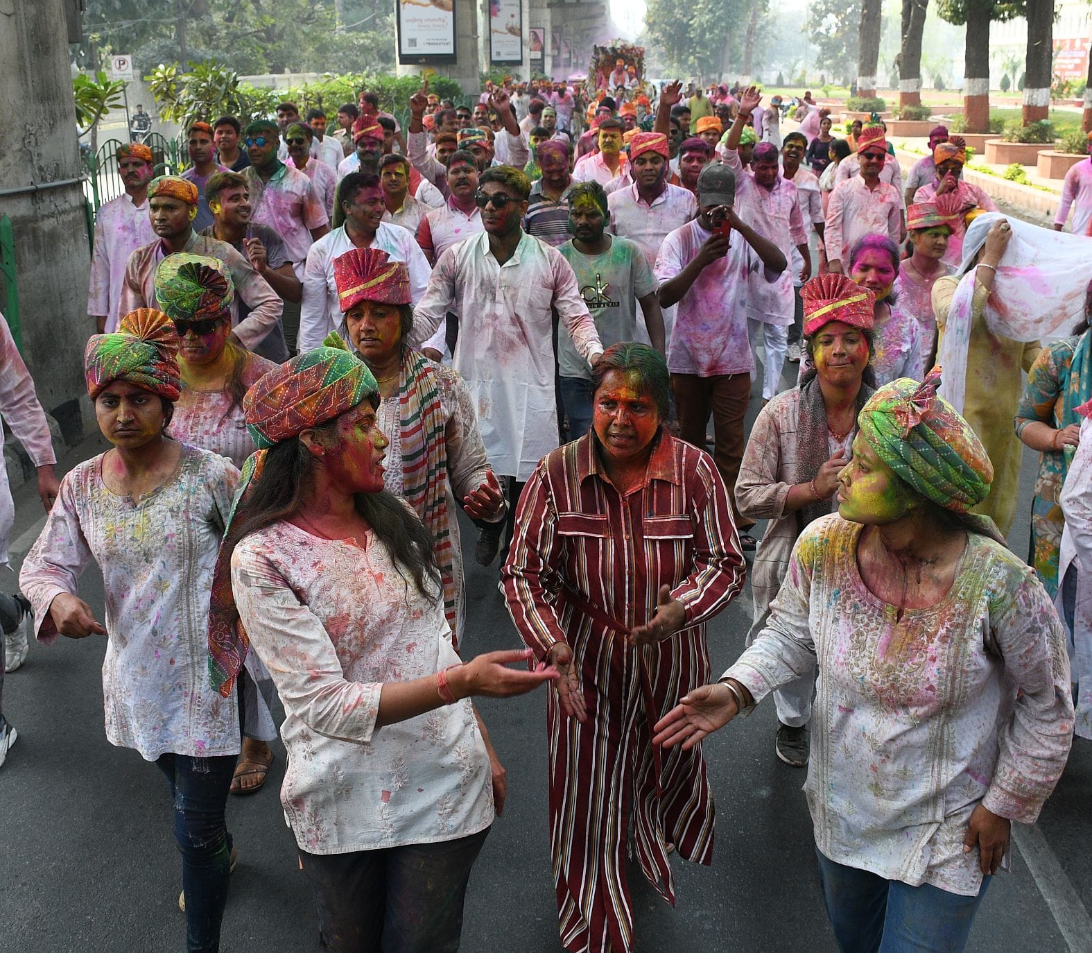 परंपराओं में घुलकर और चटख हुआ सौहार्द का रंग