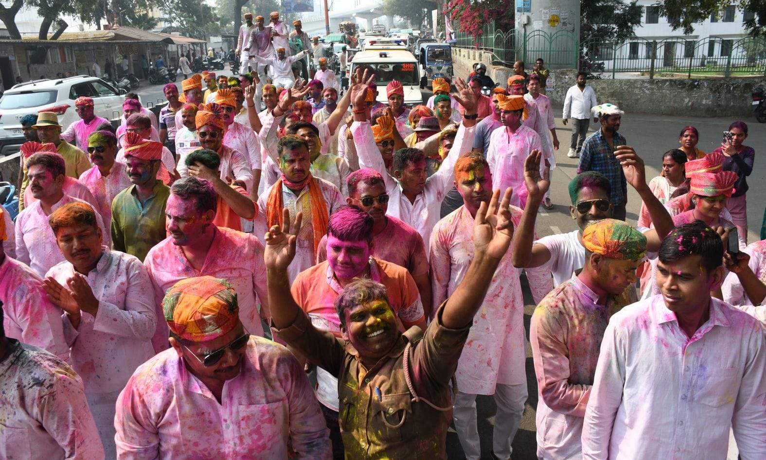 परंपराओं में घुलकर और चटख हुआ सौहार्द का रंग