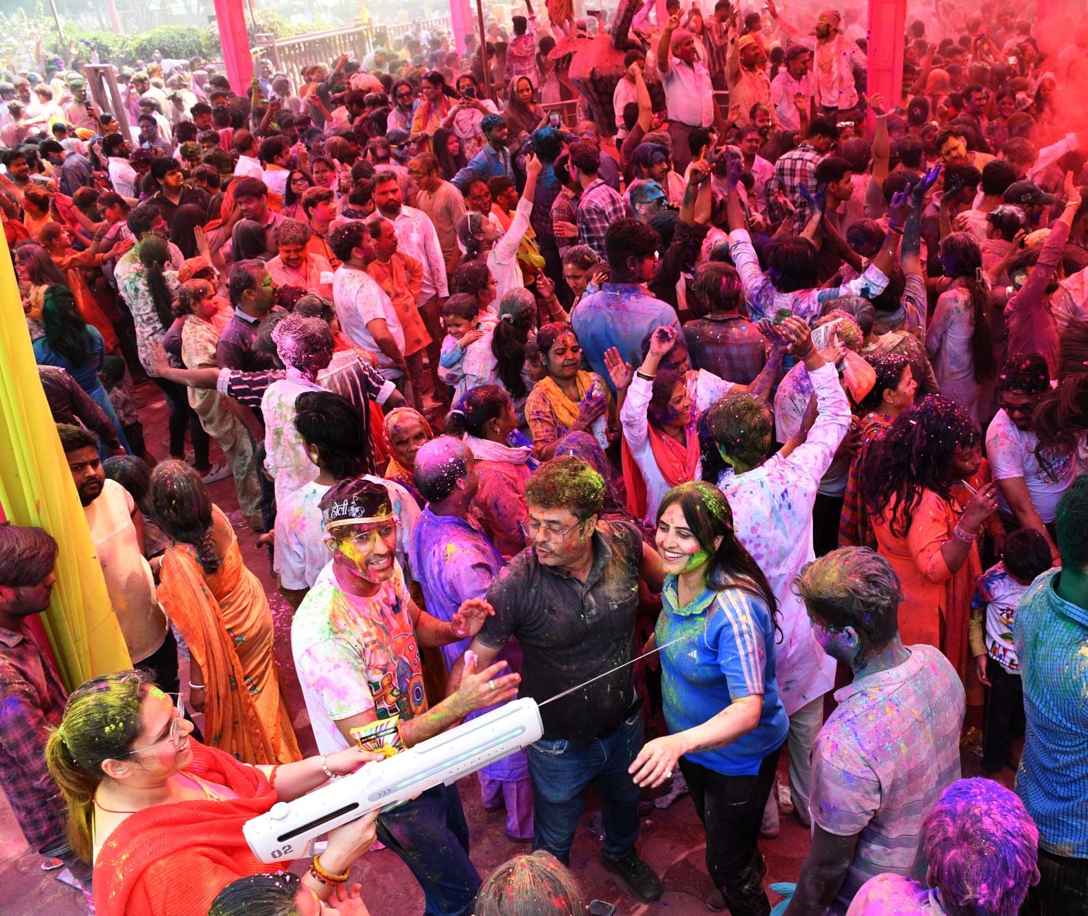परंपराओं में घुलकर और चटख हुआ सौहार्द का रंग