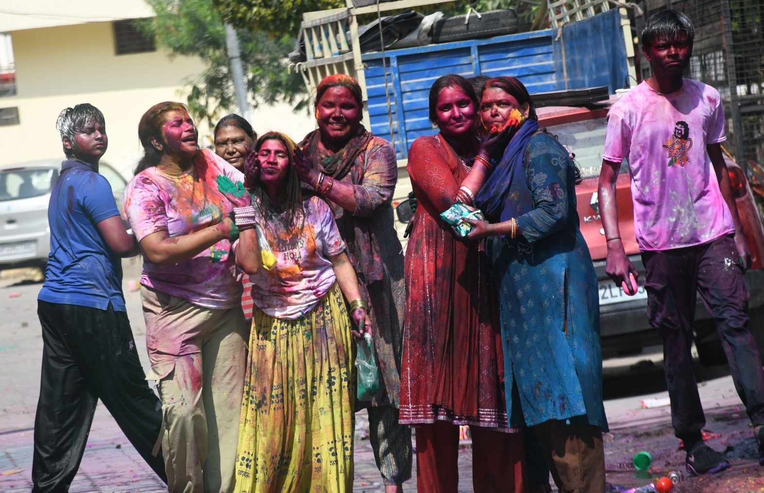परंपराओं में घुलकर और चटख हुआ सौहार्द का रंग