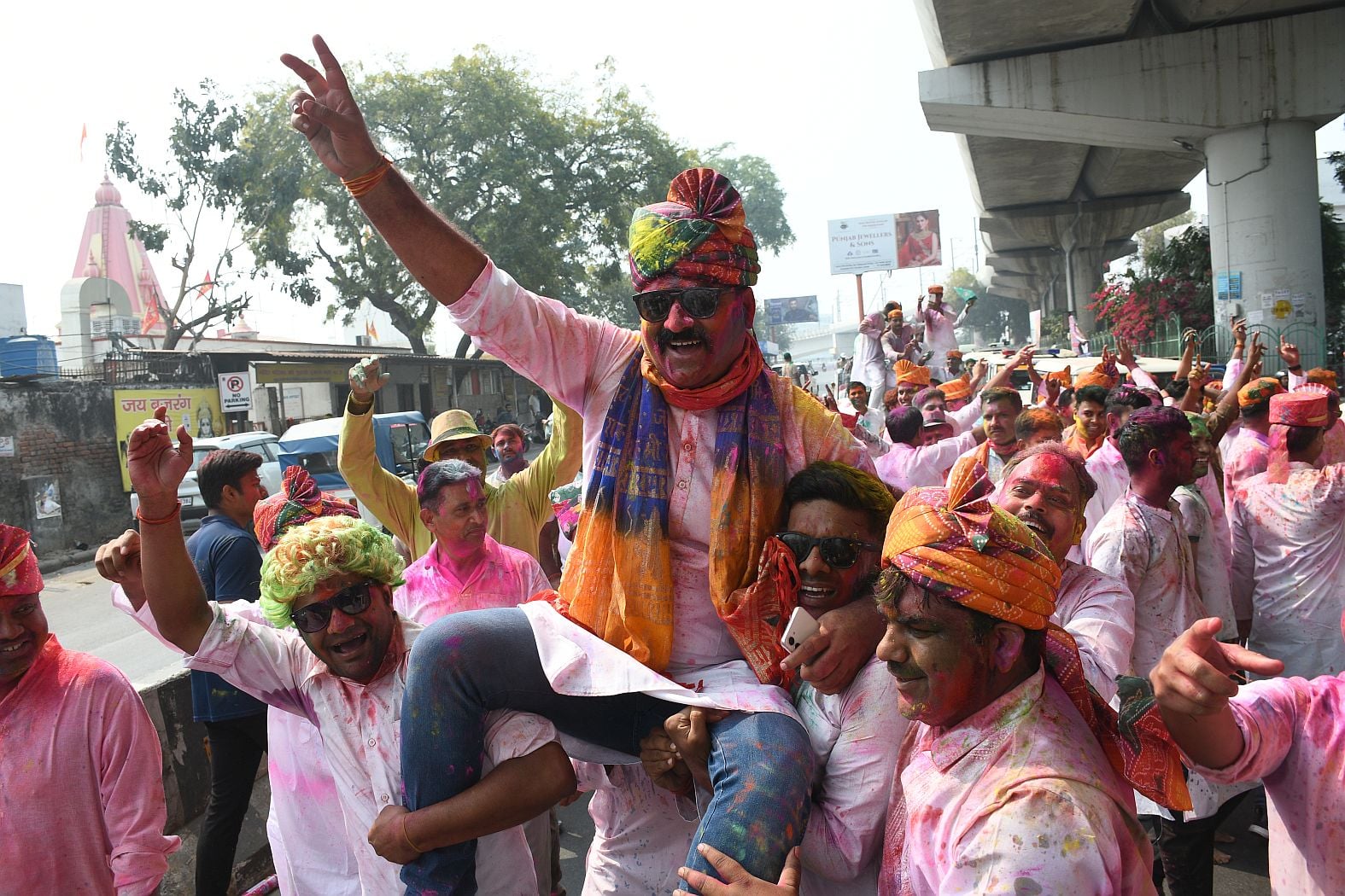परंपराओं में घुलकर और चटख हुआ सौहार्द का रंग