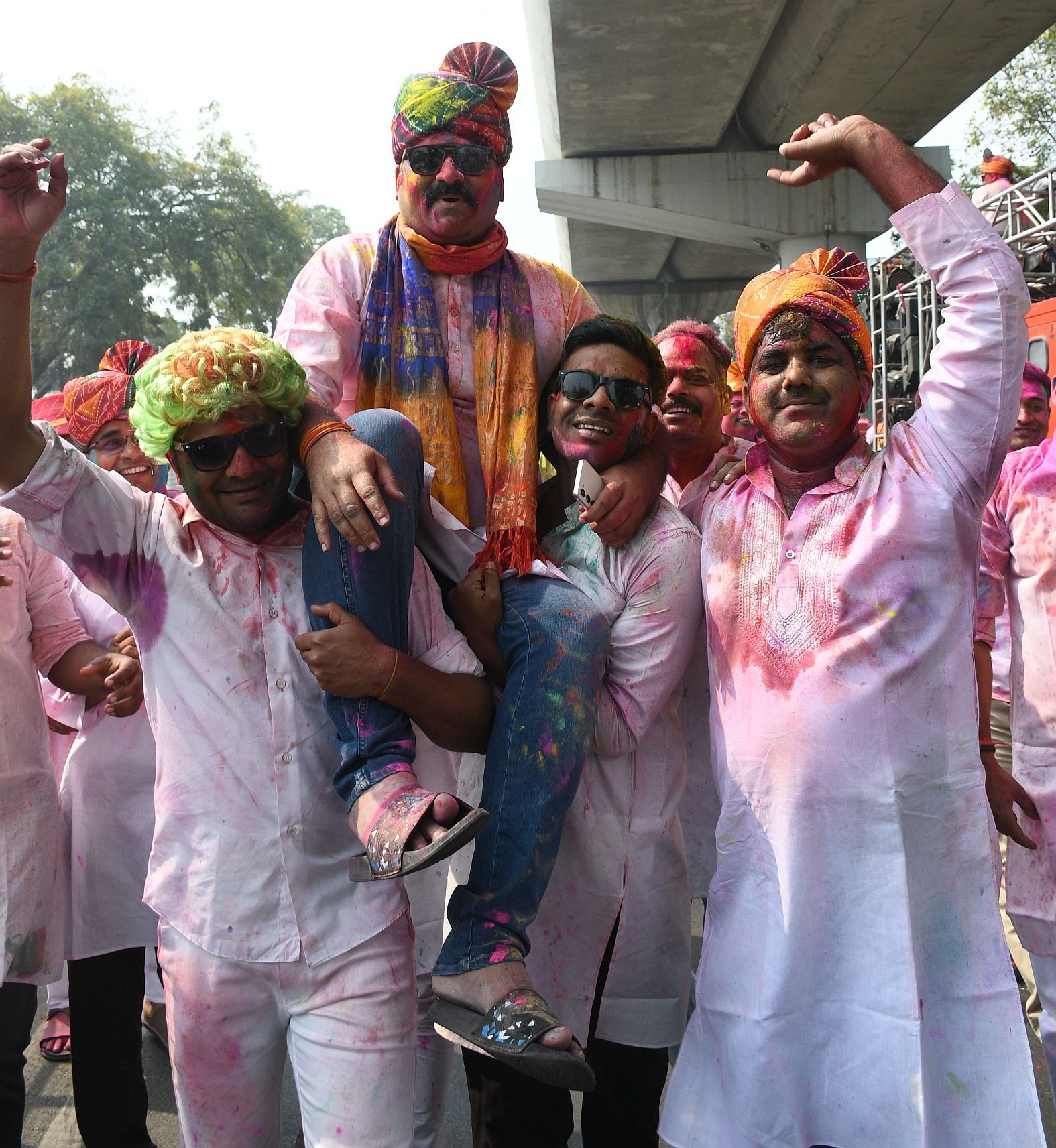 परंपराओं में घुलकर और चटख हुआ सौहार्द का रंग