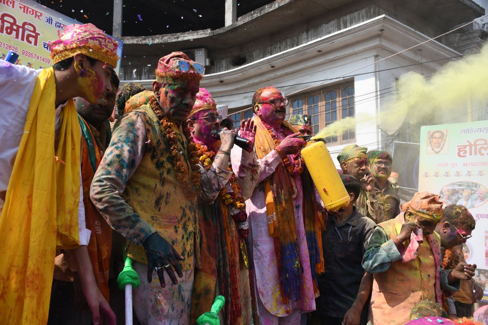 परंपराओं में घुलकर और चटख हुआ सौहार्द का रंग