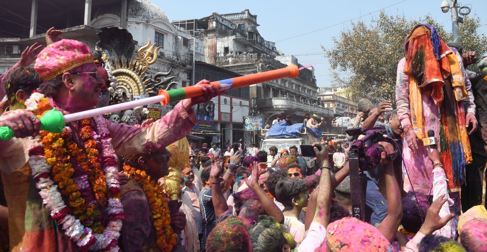 परंपराओं में घुलकर और चटख हुआ सौहार्द का रंग