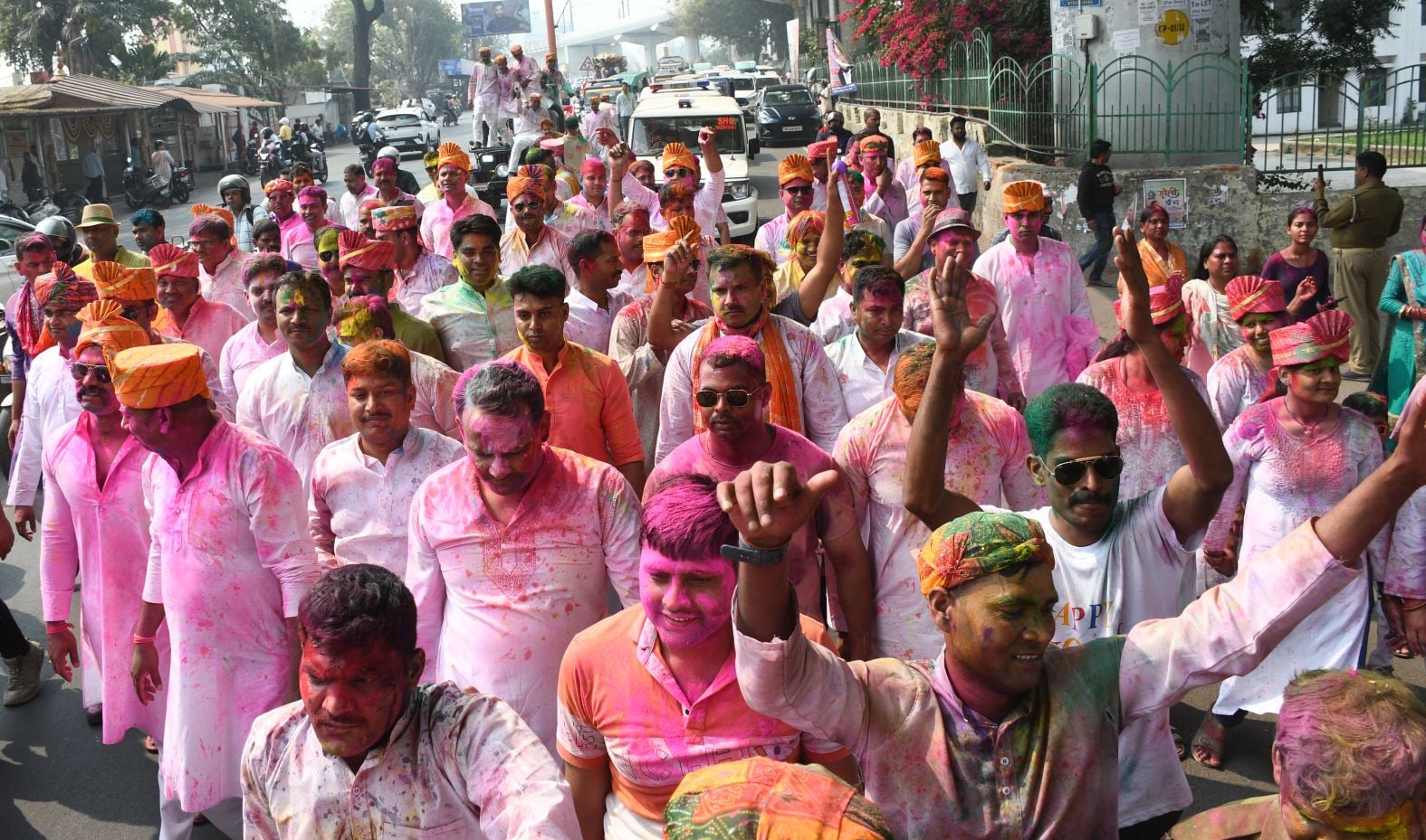 परंपराओं में घुलकर और चटख हुआ सौहार्द का रंग