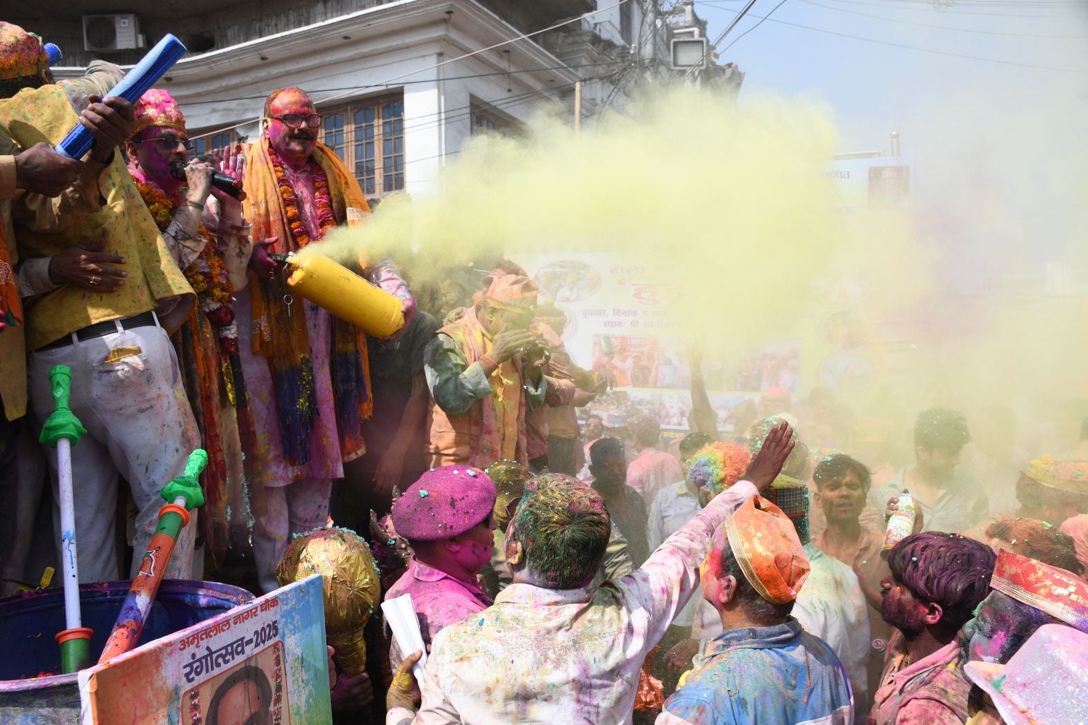 परंपराओं में घुलकर और चटख हुआ सौहार्द का रंग