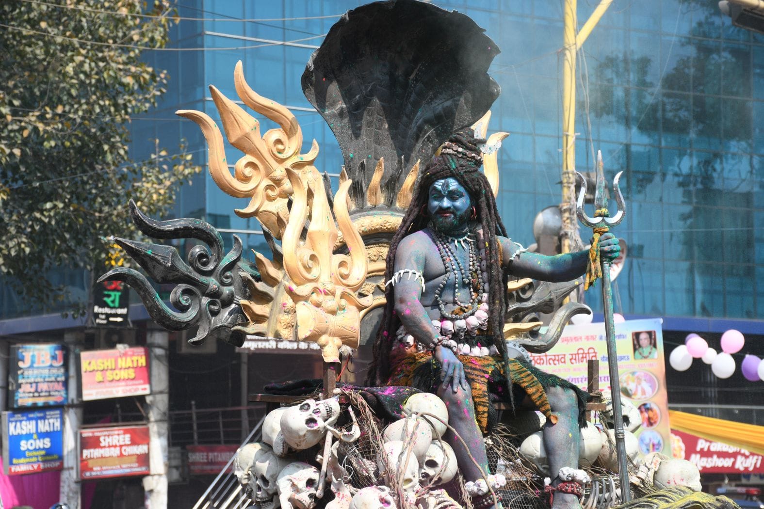 परंपराओं में घुलकर और चटख हुआ सौहार्द का रंग
