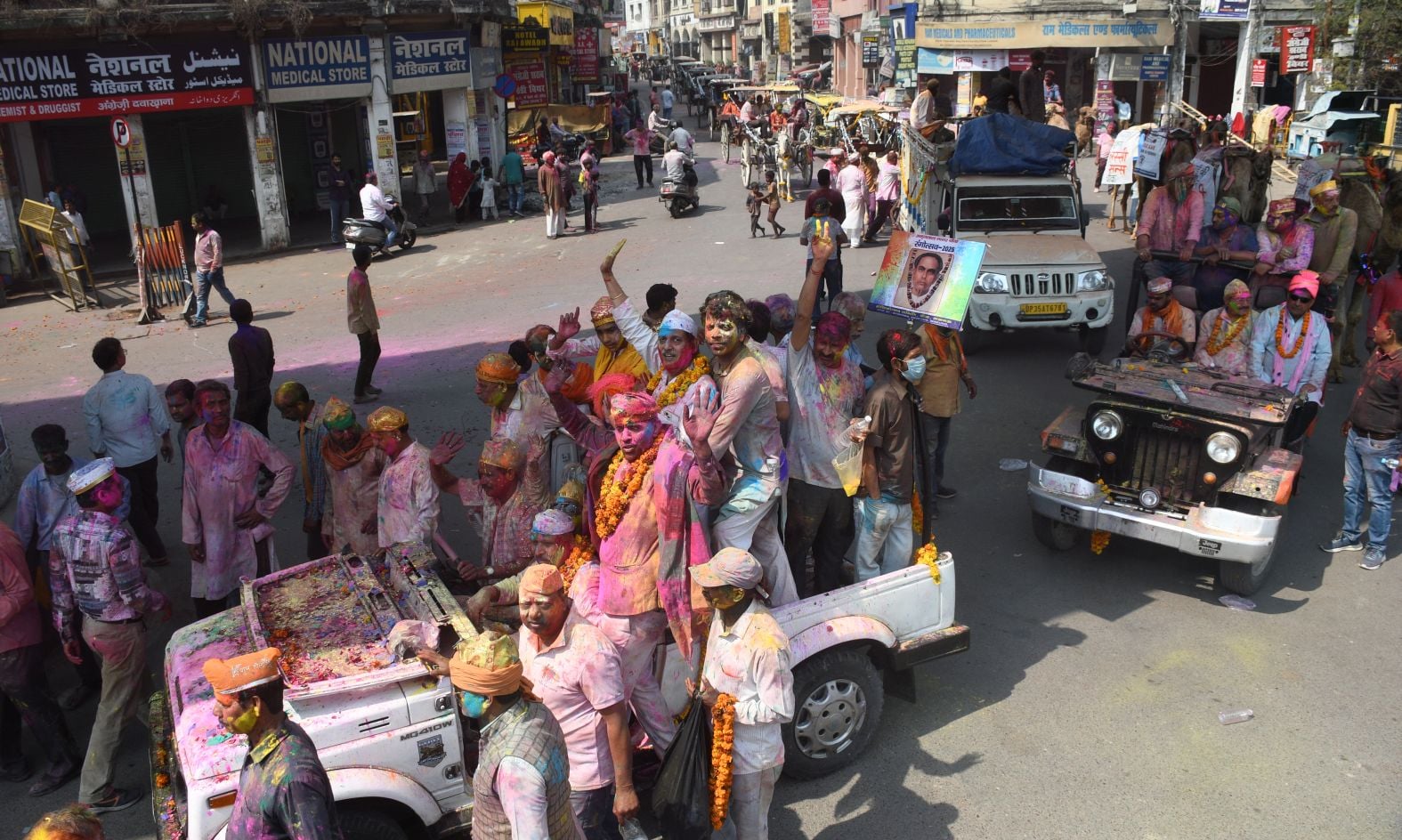 परंपराओं में घुलकर और चटख हुआ सौहार्द का रंग