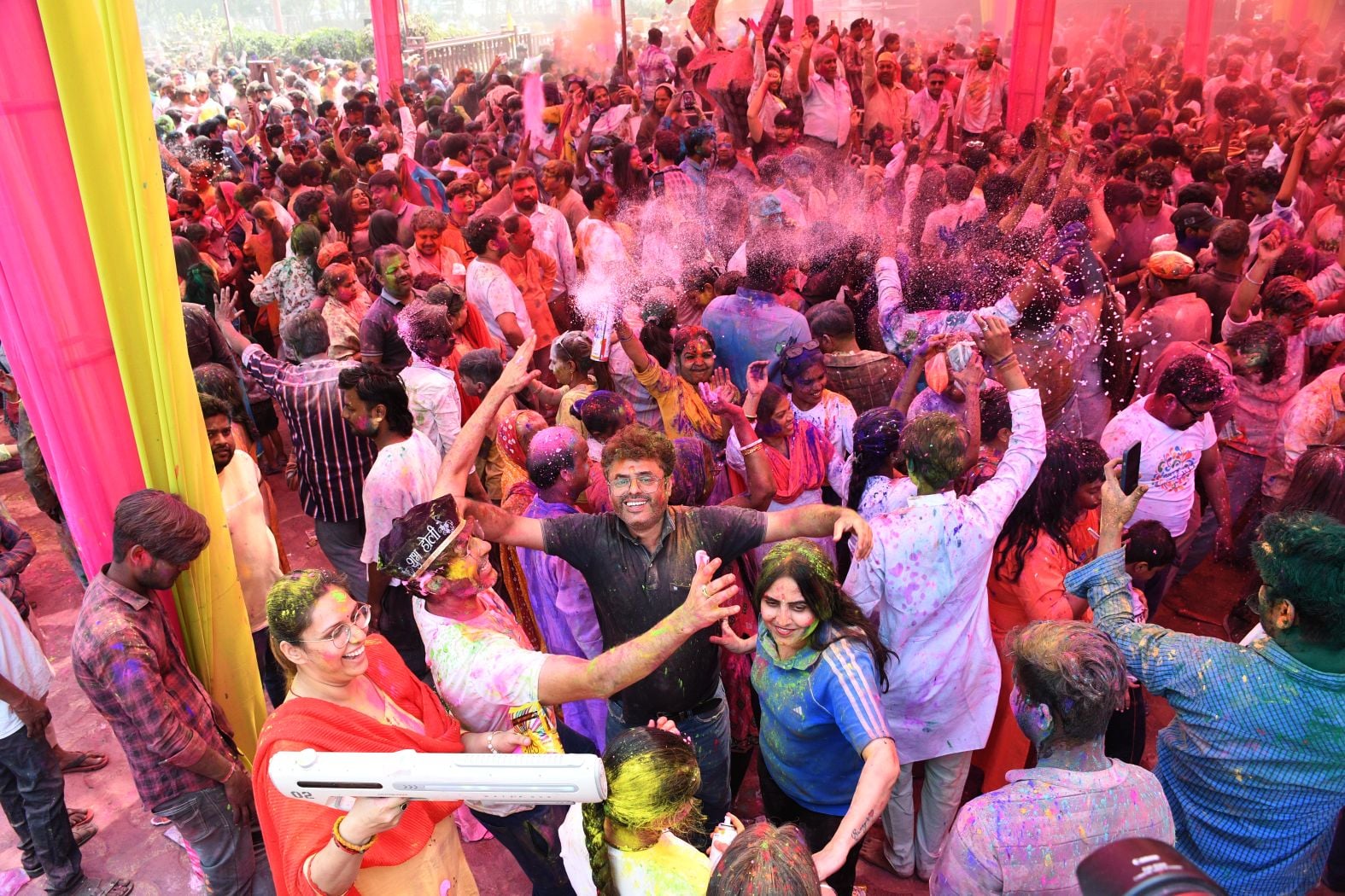 परंपराओं में घुलकर और चटख हुआ सौहार्द का रंग