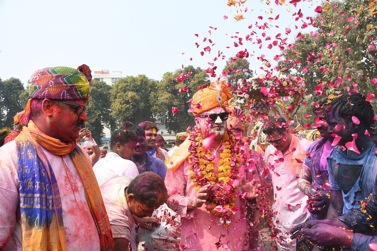 परंपराओं में घुलकर और चटख हुआ सौहार्द का रंग