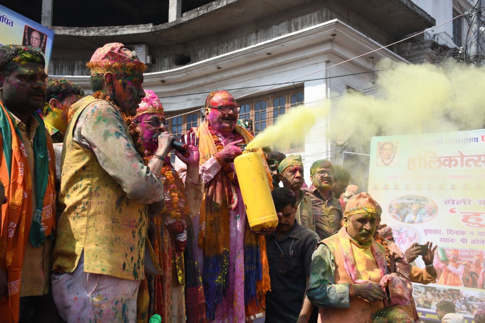 परंपराओं में घुलकर और चटख हुआ सौहार्द का रंग