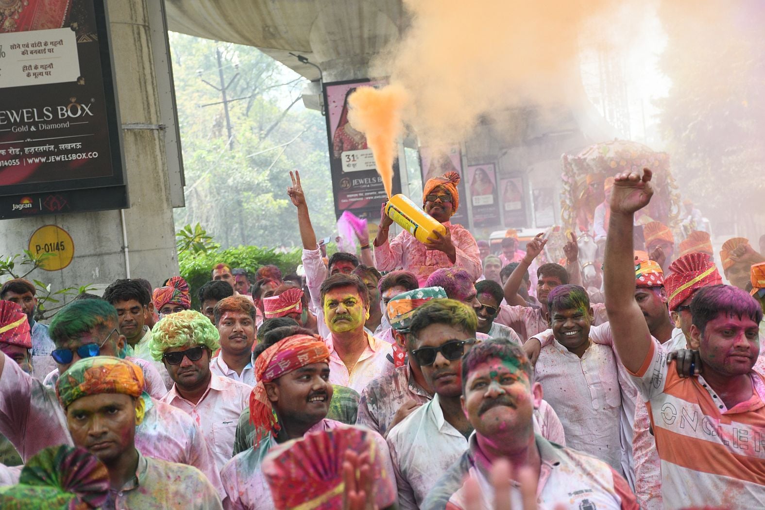 परंपराओं में घुलकर और चटख हुआ सौहार्द का रंग