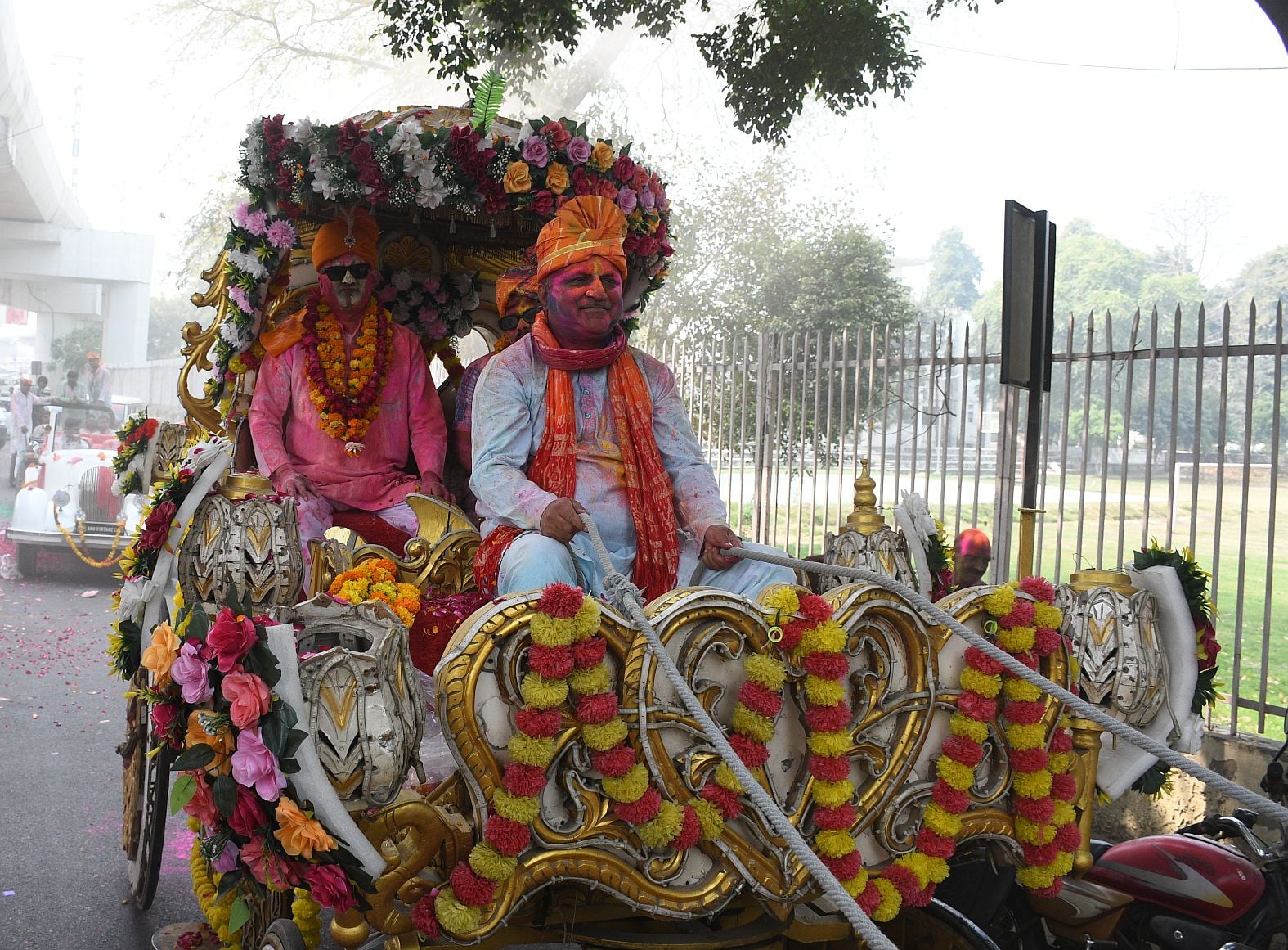 परंपराओं में घुलकर और चटख हुआ सौहार्द का रंग