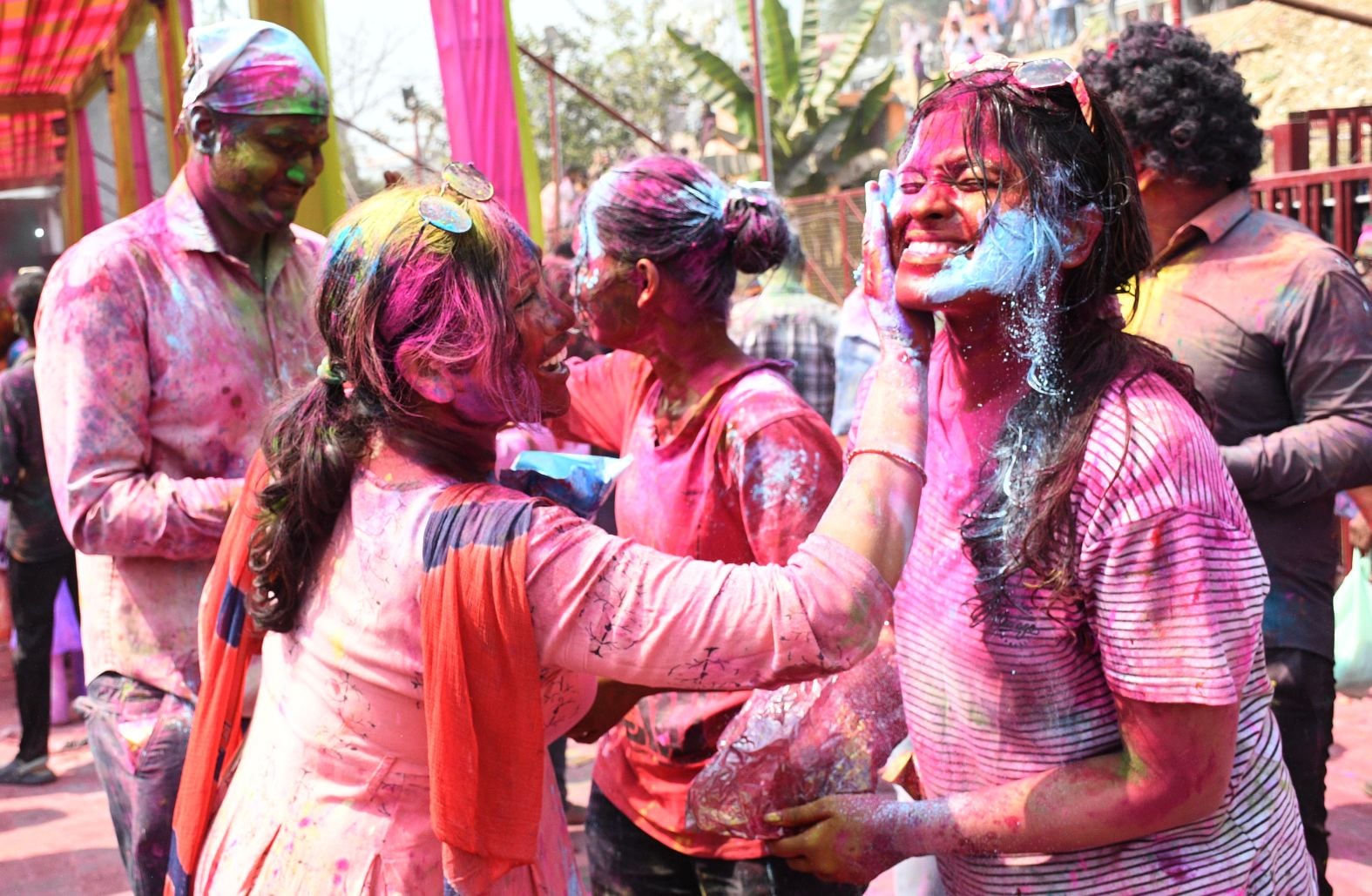 परंपराओं में घुलकर और चटख हुआ सौहार्द का रंग