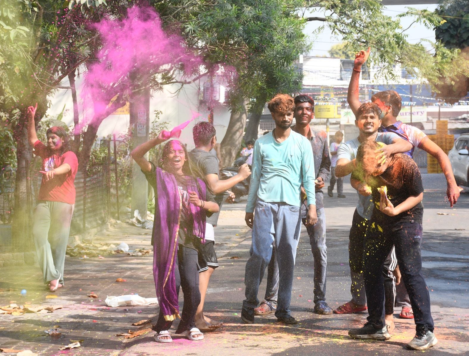 परंपराओं में घुलकर और चटख हुआ सौहार्द का रंग