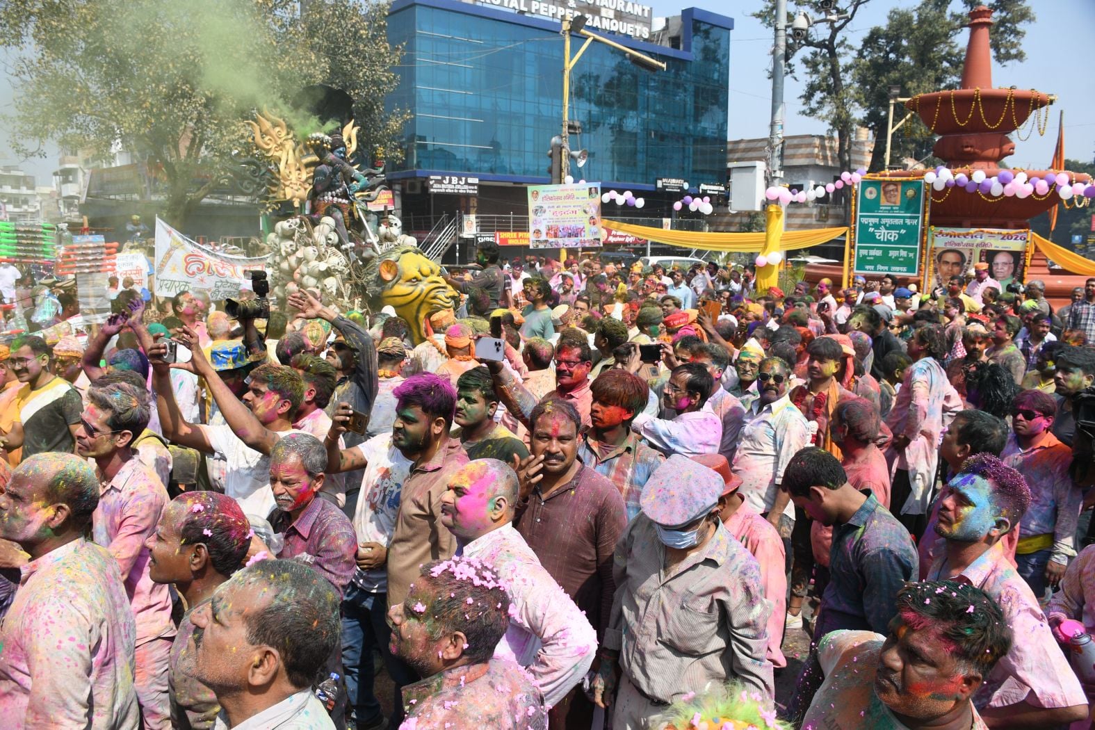 परंपराओं में घुलकर और चटख हुआ सौहार्द का रंग