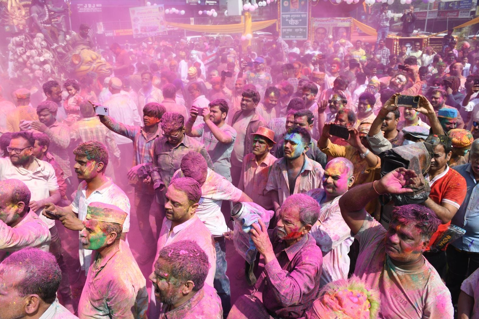 परंपराओं में घुलकर और चटख हुआ सौहार्द का रंग