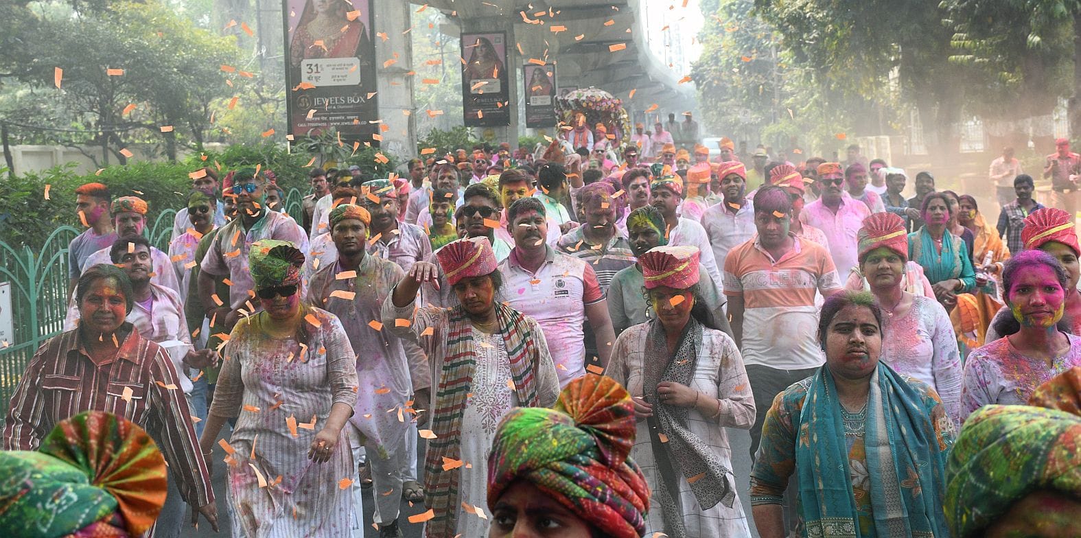 परंपराओं में घुलकर और चटख हुआ सौहार्द का रंग