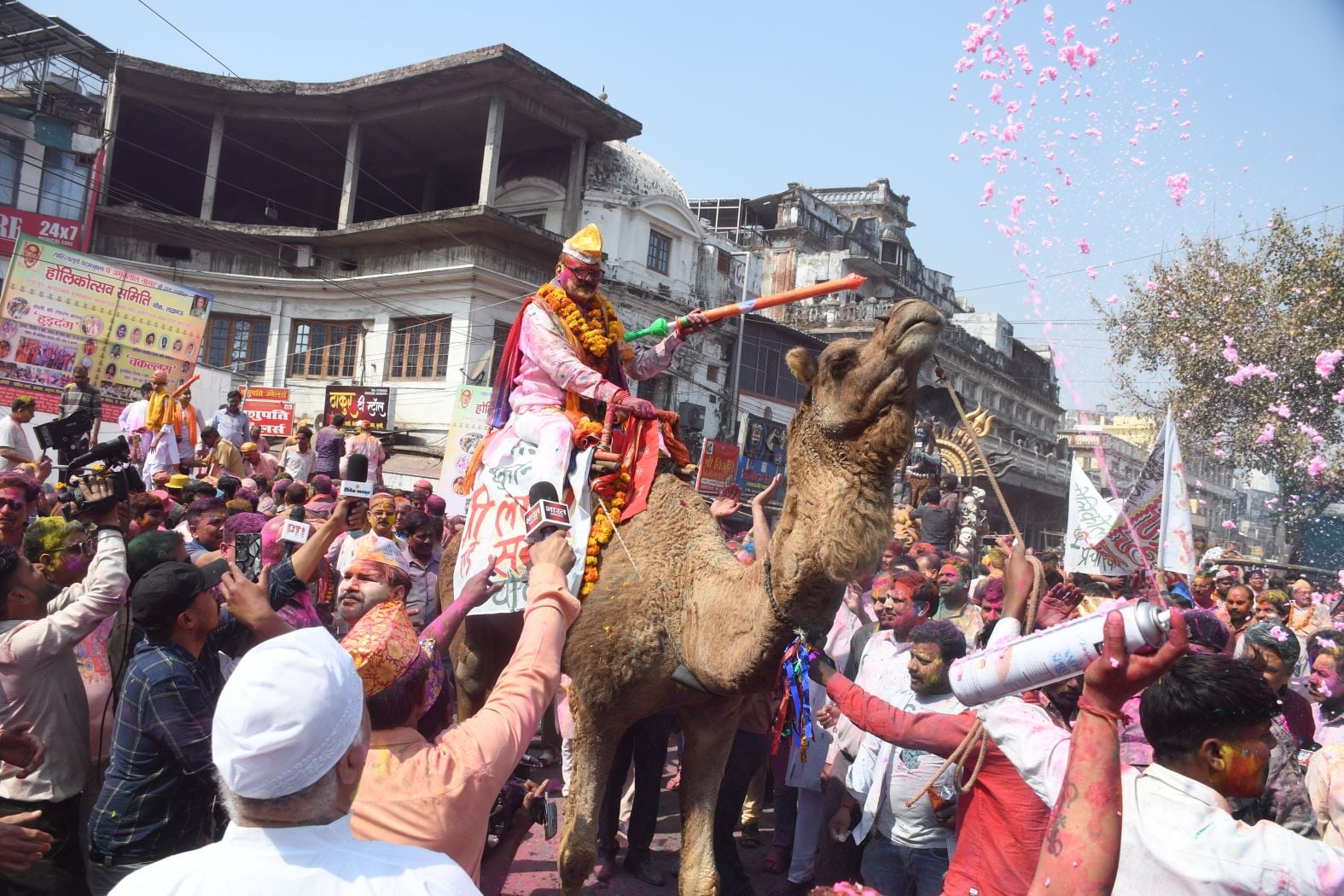 परंपराओं में घुलकर और चटख हुआ सौहार्द का रंग