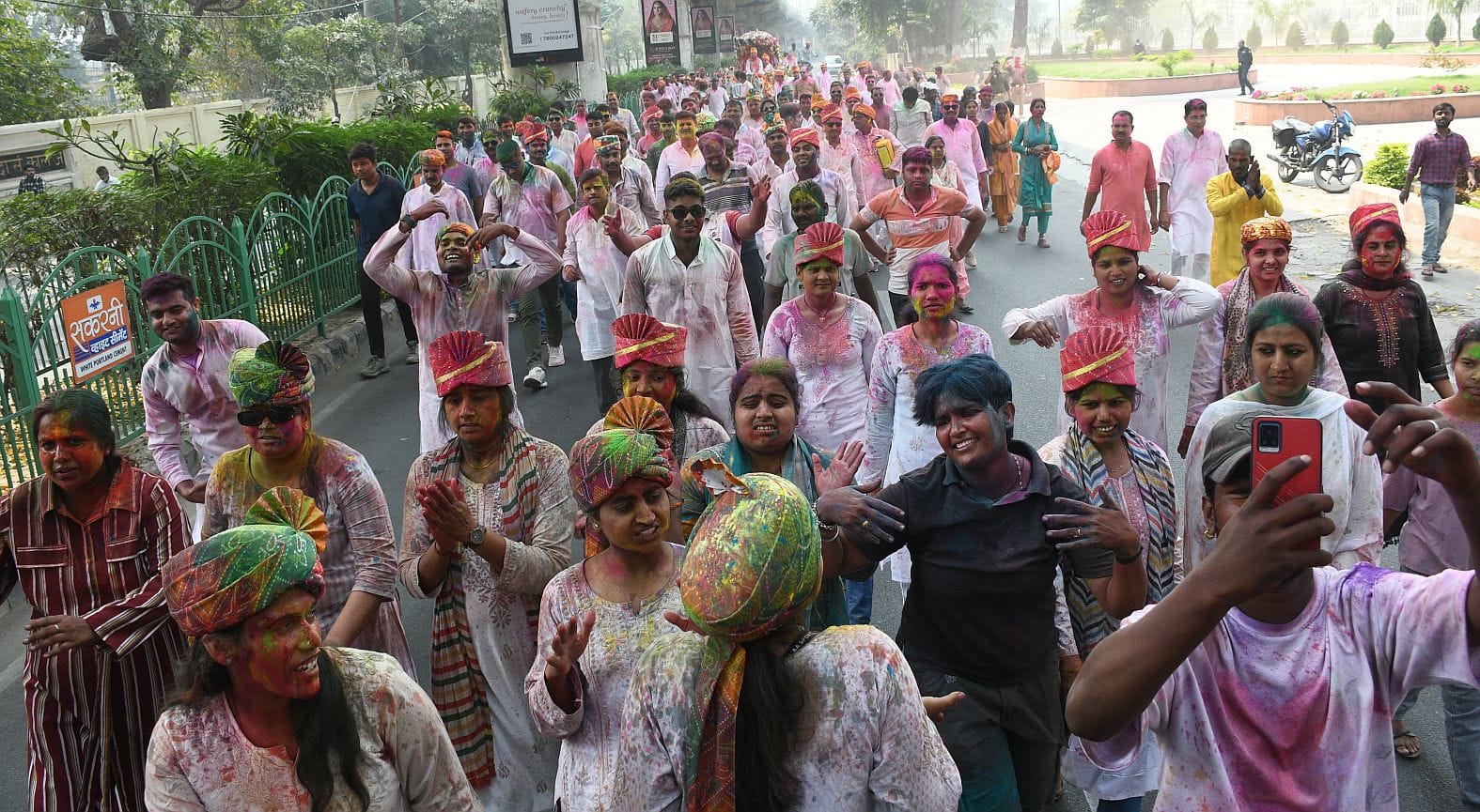 परंपराओं में घुलकर और चटख हुआ सौहार्द का रंग