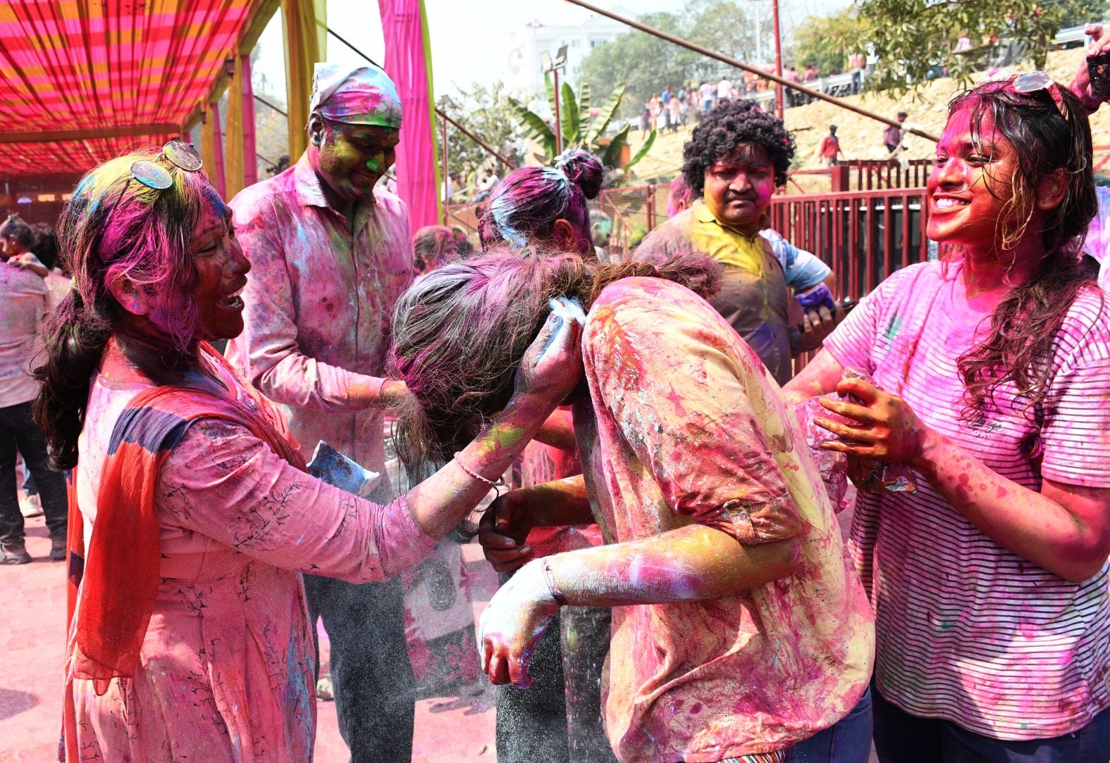 परंपराओं में घुलकर और चटख हुआ सौहार्द का रंग