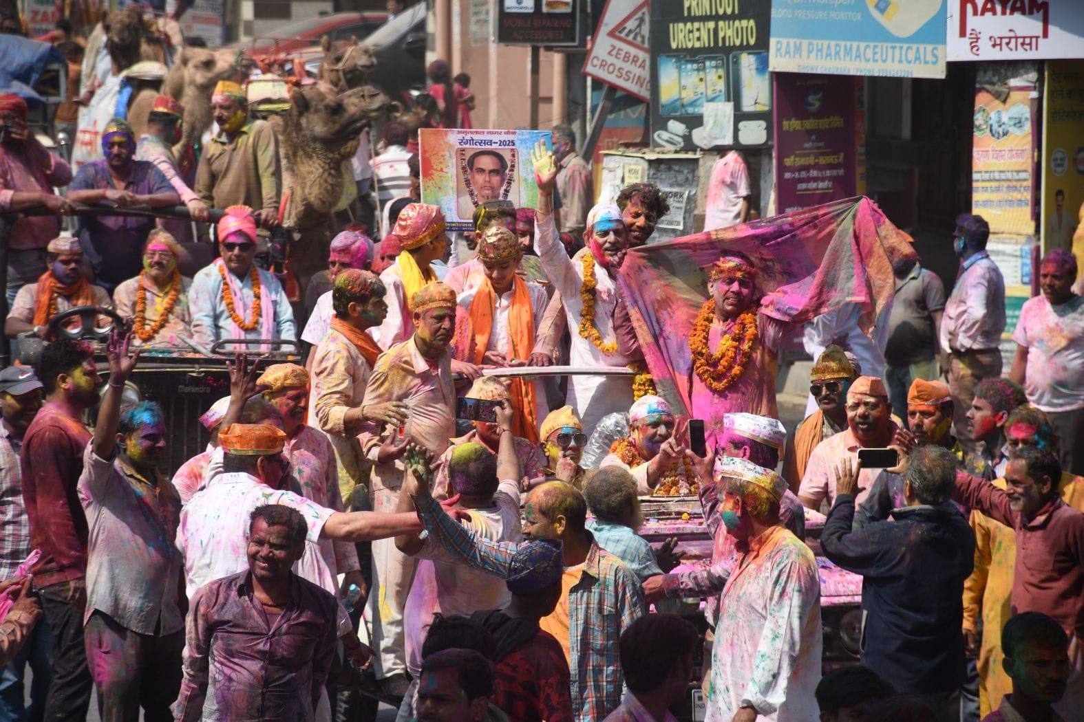 परंपराओं में घुलकर और चटख हुआ सौहार्द का रंग