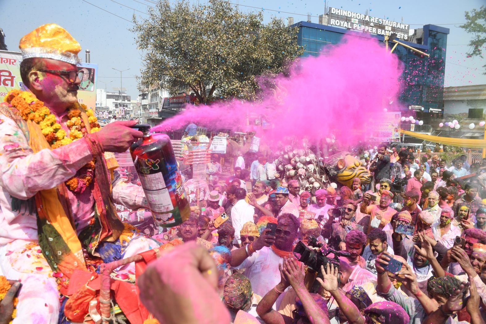 परंपराओं में घुलकर और चटख हुआ सौहार्द का रंग
