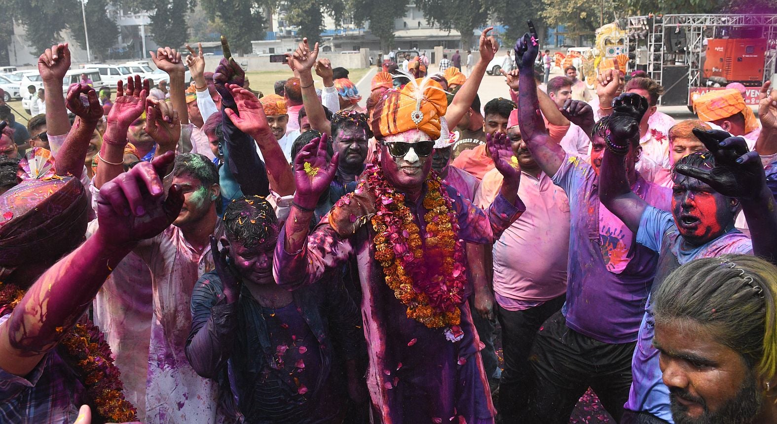 परंपराओं में घुलकर और चटख हुआ सौहार्द का रंग