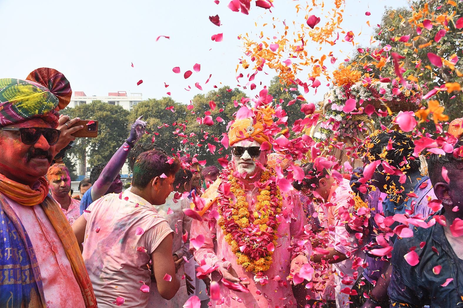 परंपराओं में घुलकर और चटख हुआ सौहार्द का रंग