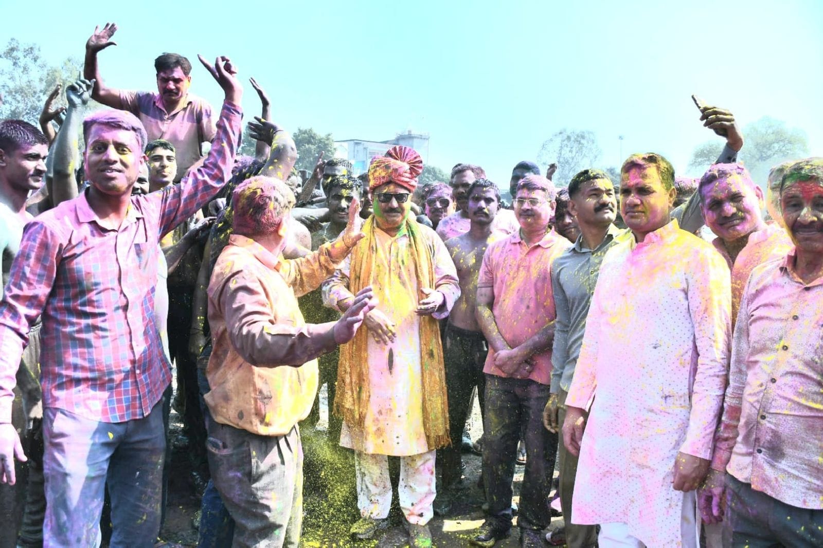 रेहड़िया में एक दूसरे के साथ होली खेलते हुरियारे। संवाद