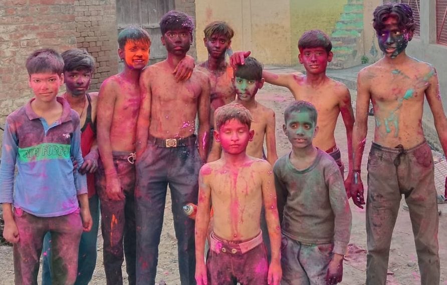 रेहड़िया में एक दूसरे के साथ होली खेलते हुरियारे। संवाद