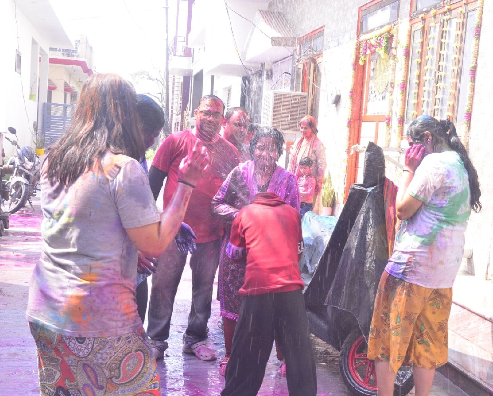 रेहड़िया में एक दूसरे के साथ होली खेलते हुरियारे। संवाद