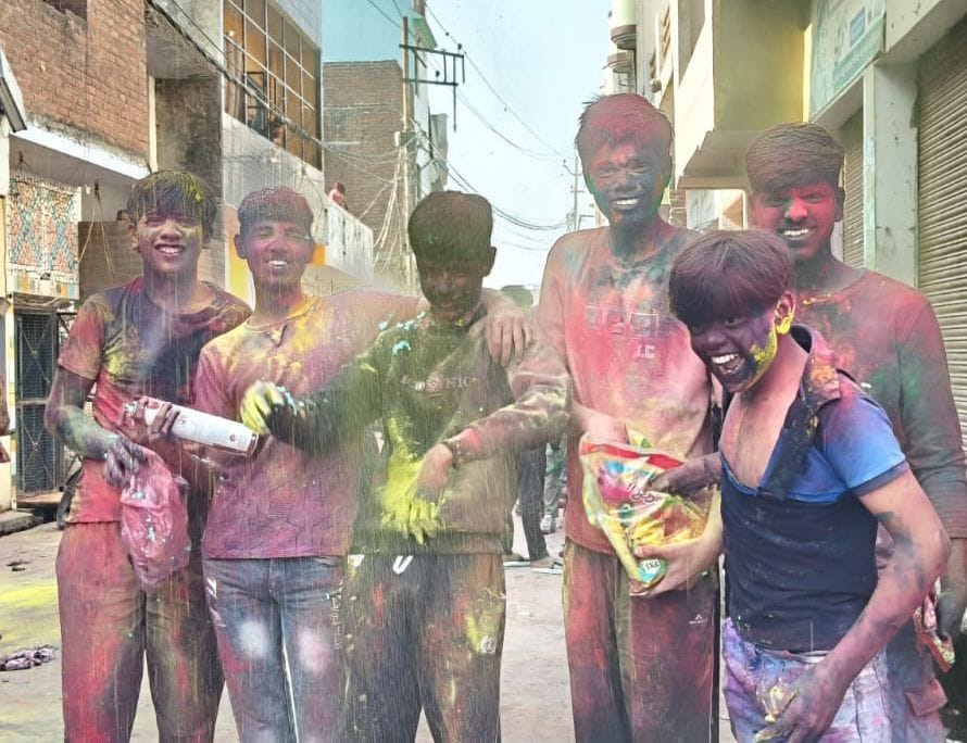 रेहड़िया में एक दूसरे के साथ होली खेलते हुरियारे। संवाद