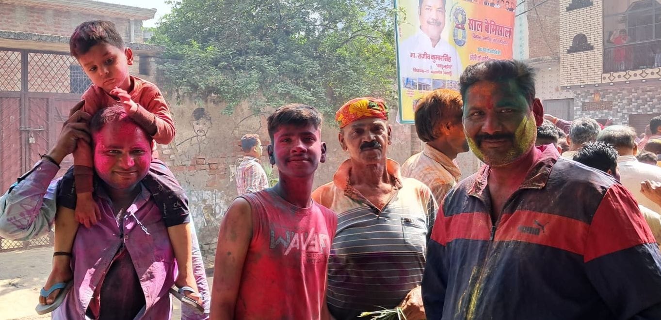 रेहड़िया में एक दूसरे के साथ होली खेलते हुरियारे। संवाद