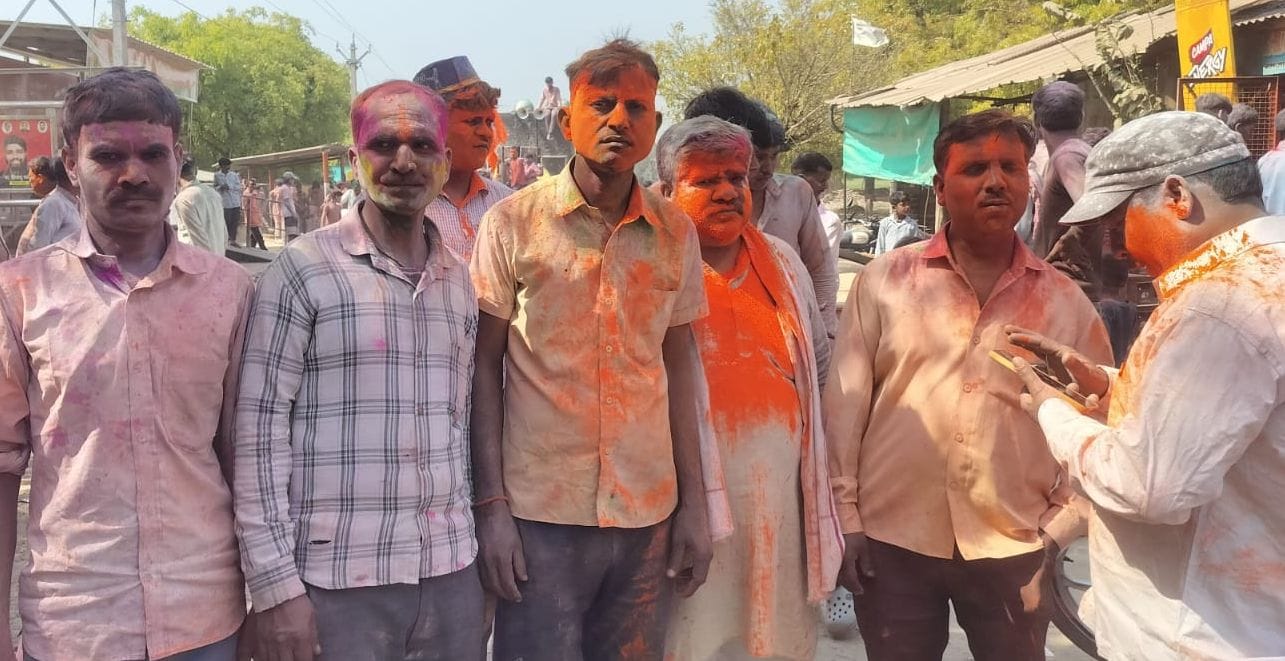 रेहड़िया में एक दूसरे के साथ होली खेलते हुरियारे। संवाद