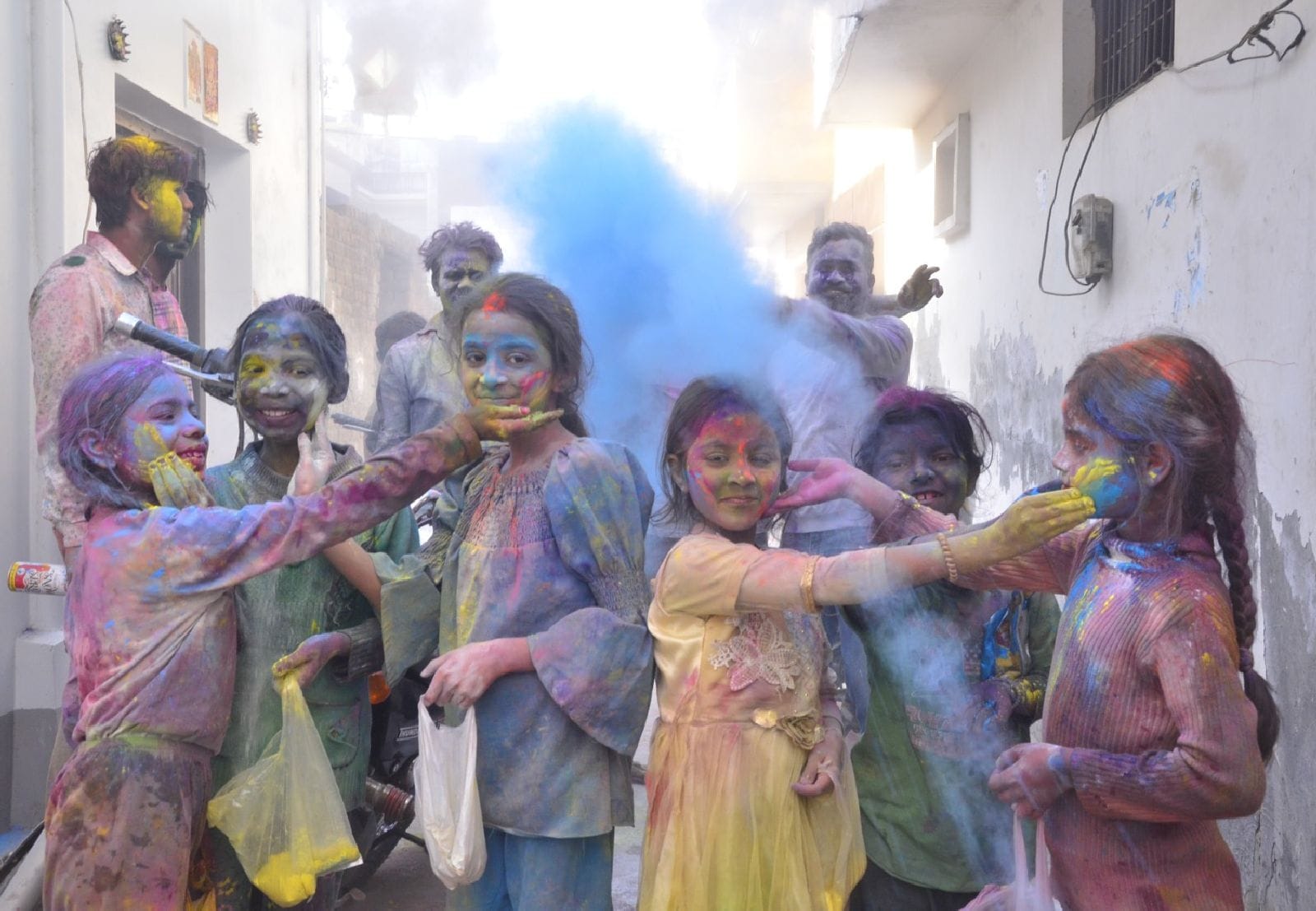 रेहड़िया में एक दूसरे के साथ होली खेलते हुरियारे। संवाद